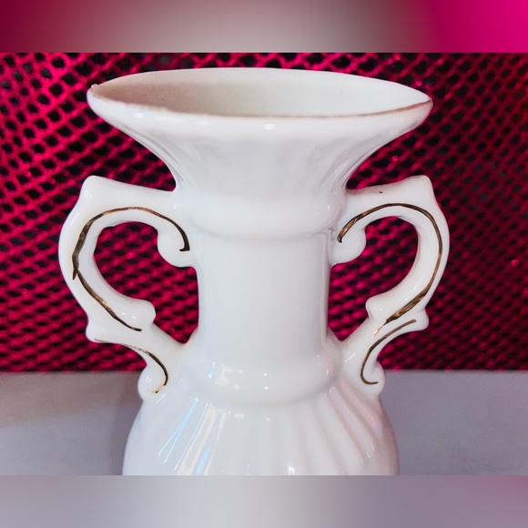 Pretty Bird Vase- Definitely Vintage, hand Painted Gold Gilding and Parakeet’s - Picture 9 of 16